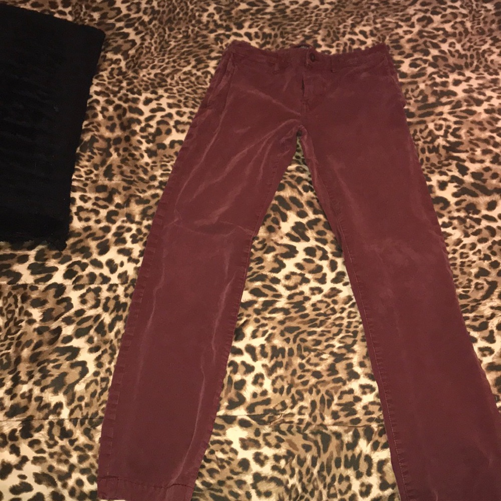 American eagle men’s maroon khakis.
